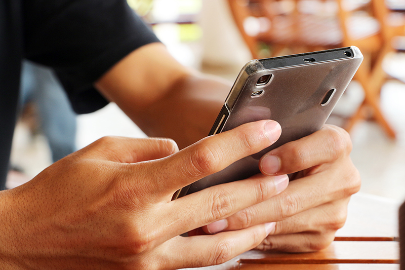 Cellphone-in-hand-stockphoto