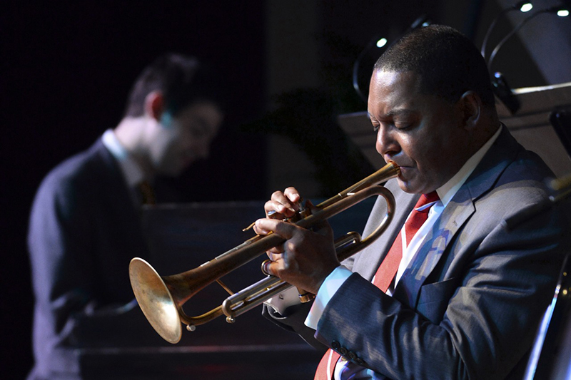 Wynton-Marsalis-playing-trumpet-800