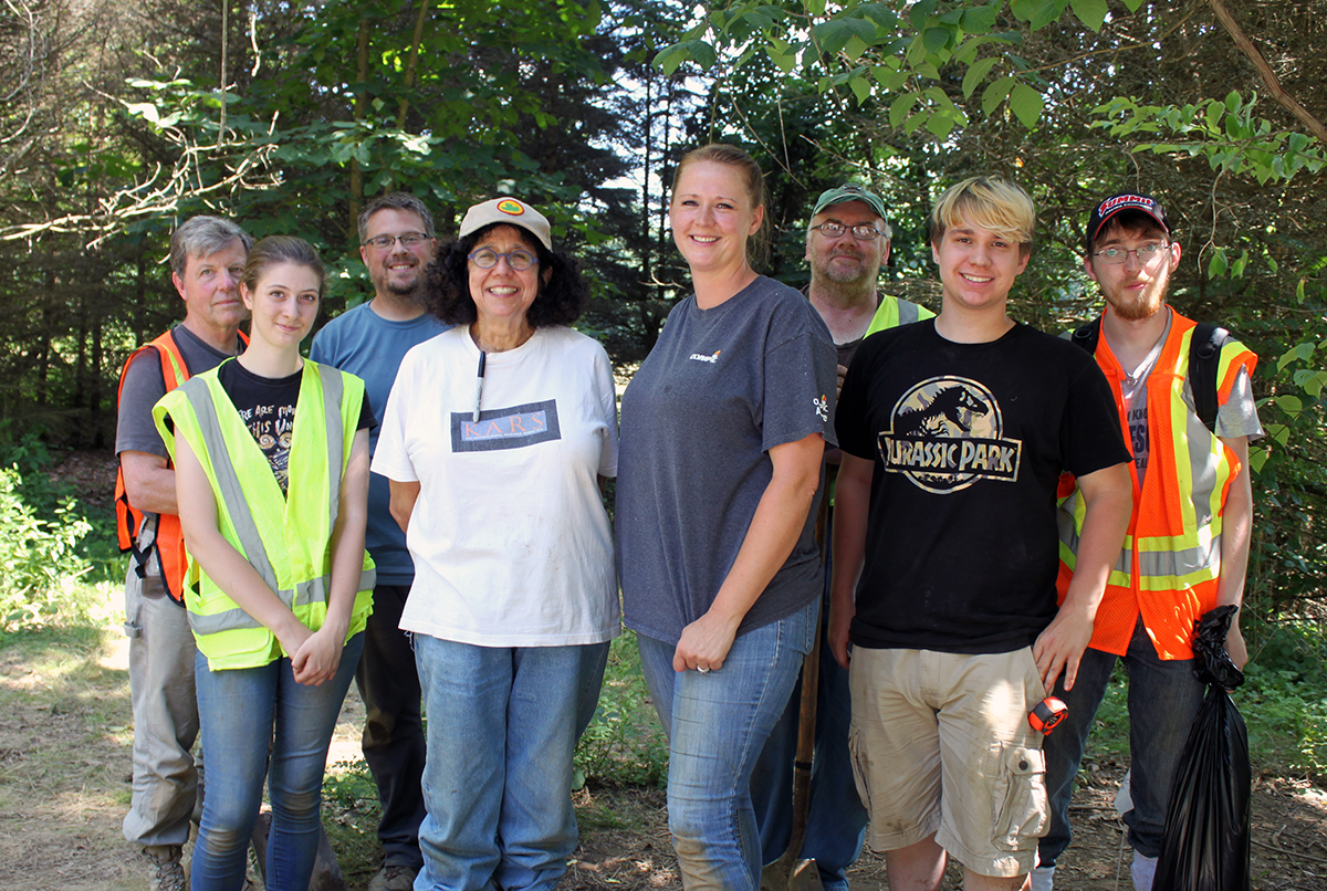 Field-school-student-group-1200